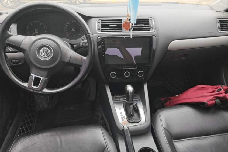 Used Volkswagen Sagitar 2014 Revised Version 1.6L Automatic Comfort Edition Center Console