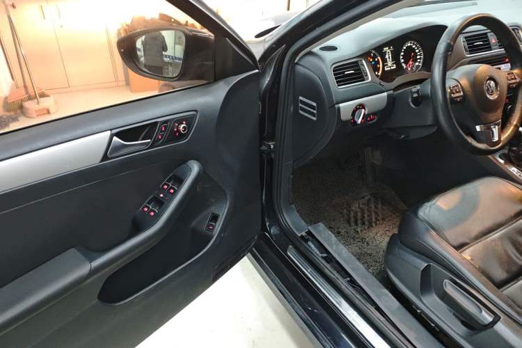 Used Volkswagen Sagitar 2014 Revised Version 1.4TSI Automatic Luxury Edition Driver Seat