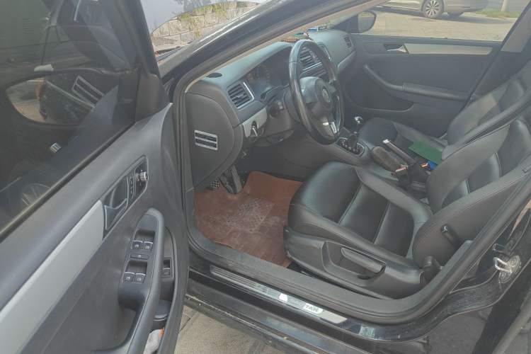 Used Volkswagen Sagitar 2014 1.6L Manual Comfort Model Driver Seat