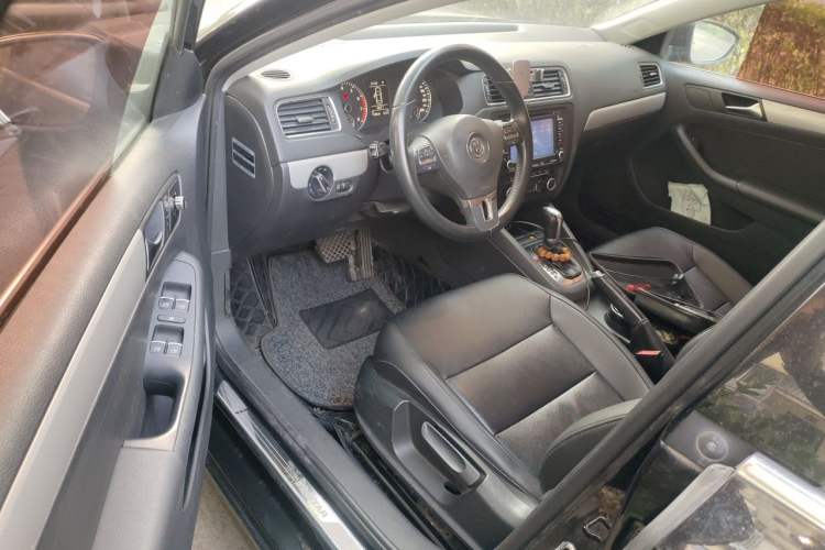 Used Volkswagen Sagitar 2014 Revised Version 1.4TSI Automatic Luxury Edition Driver Seat