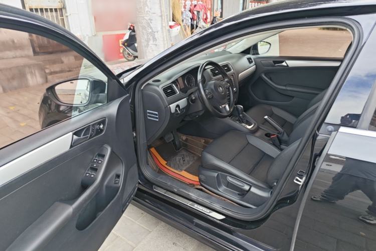 Used Volkswagen Sagitar 2014 Revised Version 1.4TSI Automatic Luxury Edition Driver Seat