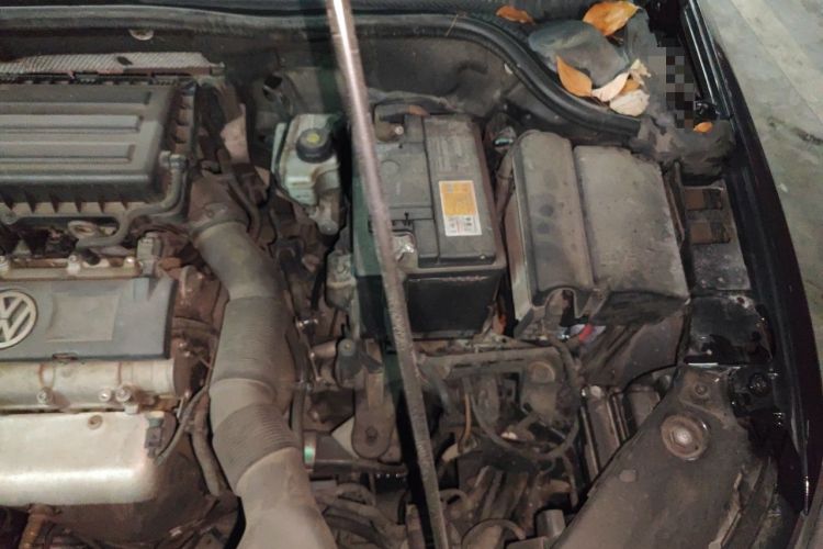 Used Volkswagen Sagitar 2014 1.6L Manual Comfort Model Engine Bay Left