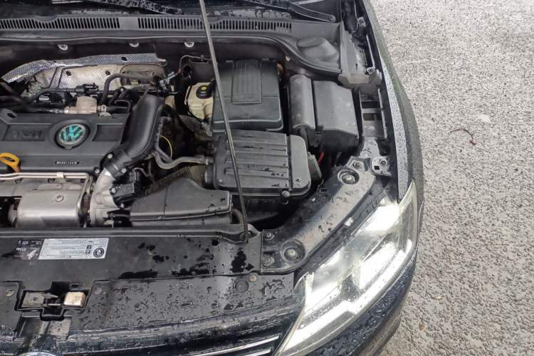 Used Volkswagen Sagitar 2014 1.4TSI Automatic Luxury Model Engine Bay Left
