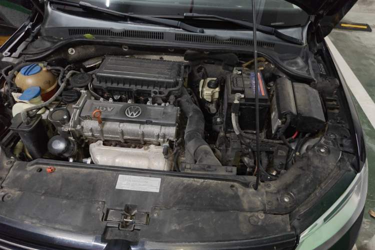 Used Volkswagen Sagitar 2014 1.6L Manual Comfort Model Engine Bay Left
