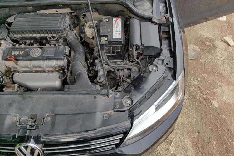 Used Volkswagen Sagitar 2014 1.6L Manual Comfort Model Engine Bay Left