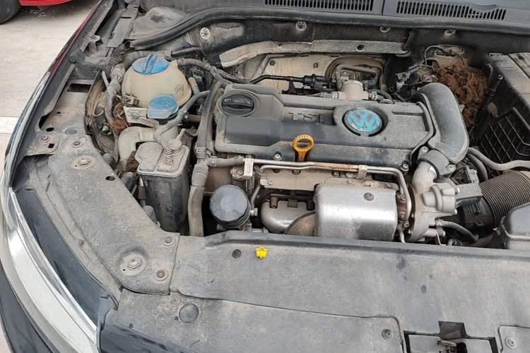 Used Volkswagen Sagitar 2014 1.4TSI Automatic Luxury Model Engine Bay Right