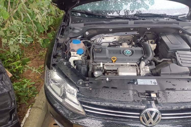 Used Volkswagen Sagitar 2014 1.4TSI Automatic Luxury Model Engine Bay Right