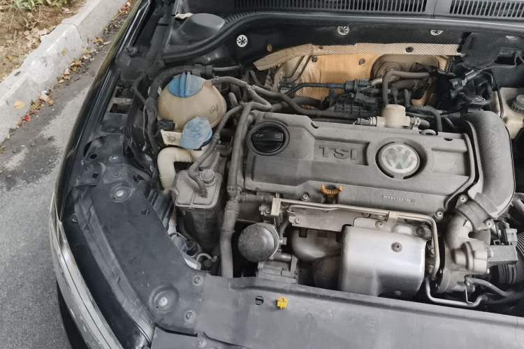Used Volkswagen Sagitar 2014 1.4TSI Automatic Luxury Model Engine Bay Right