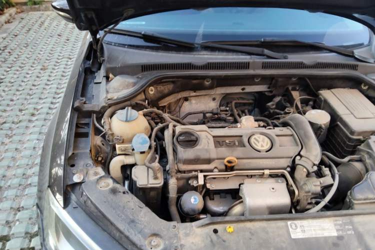 Used Volkswagen Sagitar 2014 1.4TSI Automatic Luxury Model Engine Bay Right