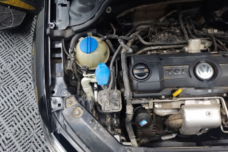 Used Volkswagen Sagitar 2014 1.4TSI Automatic Luxury Model Engine Bay Right
