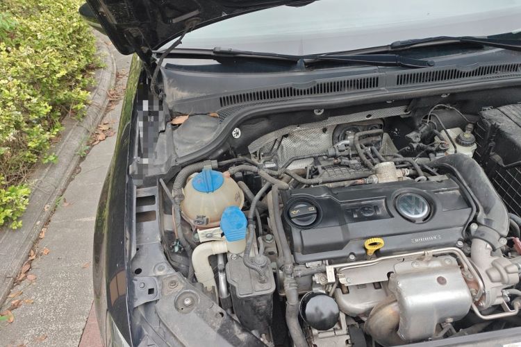 Used Volkswagen Sagitar 2014 1.4TSI Automatic Luxury Model Engine Bay Right