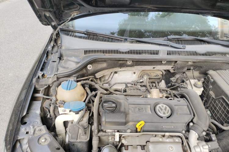 Used Volkswagen Sagitar 2014 Revised Version 1.4TSI Automatic Luxury Edition Engine Bay Right