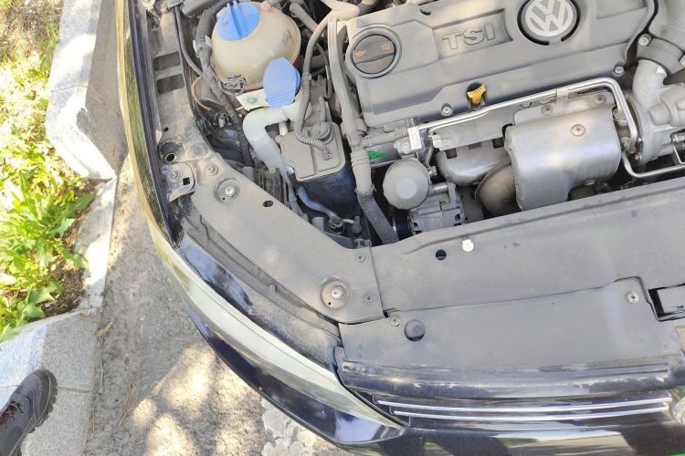 Used Volkswagen Sagitar 2014 1.4TSI Automatic Luxury Model Engine Bay Right
