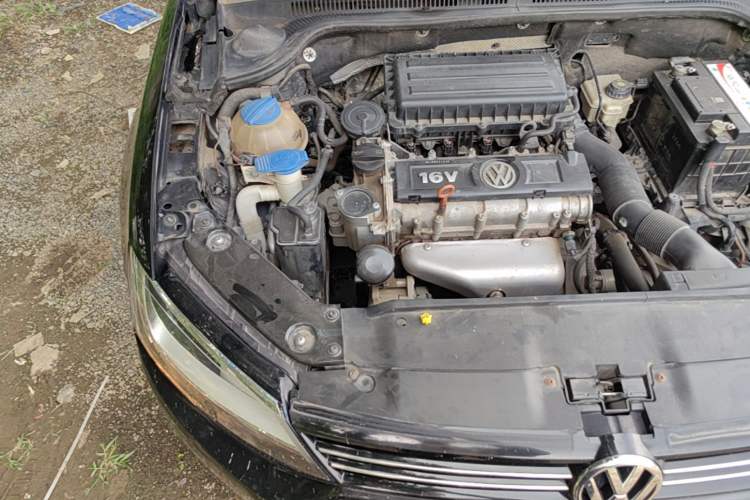 Used Volkswagen Sagitar 2014 1.6L Manual Comfort Model Engine Bay Right