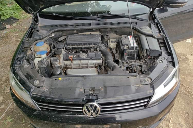 Used Volkswagen Sagitar 2014 1.6L Manual Comfort Model Engine Bay