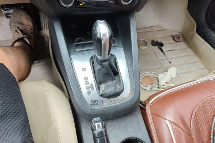 Used Volkswagen Sagitar 2014 1.4TSI Automatic Luxury Model Gear Lever