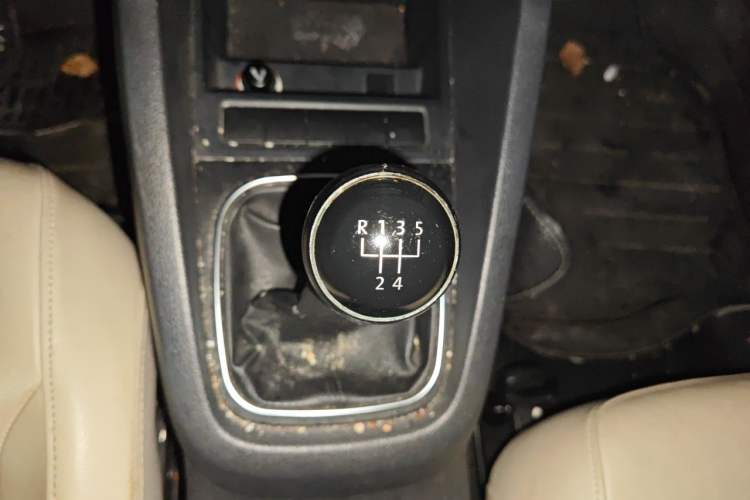 Used Volkswagen Sagitar 2014 1.6L Manual Comfort Model Gear Lever