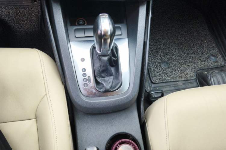 Used Volkswagen Sagitar 2014 1.4TSI Automatic Luxury Model Gear Lever