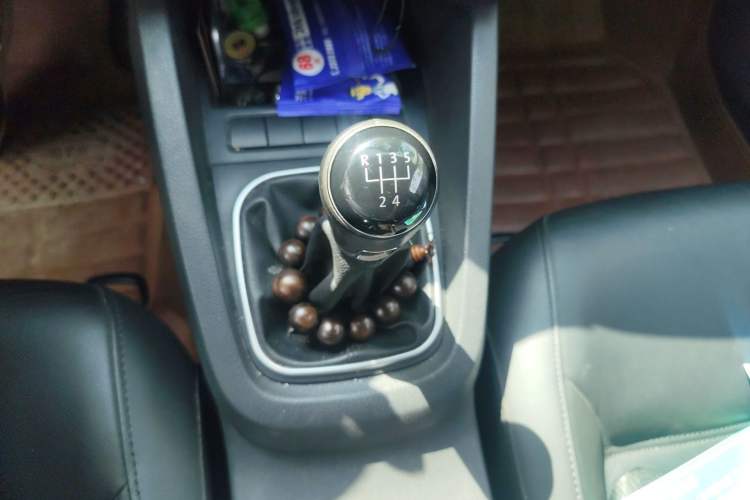 Used Volkswagen Sagitar 2014 1.6L Manual Comfort Model Gear Lever
