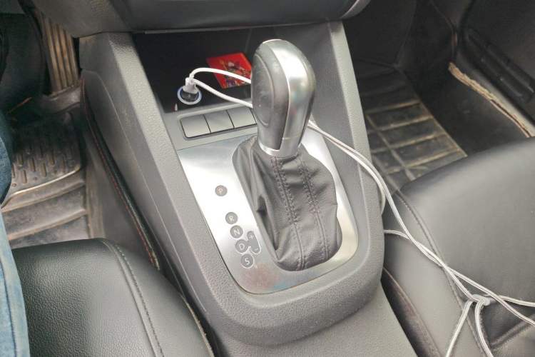 Used Volkswagen Sagitar 2014 1.6L Automatic Comfort Model Gear Lever