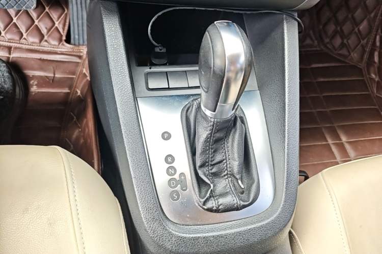 Used Volkswagen Sagitar 2014 Revised Version 1.6L Automatic Comfort Edition Gear Lever