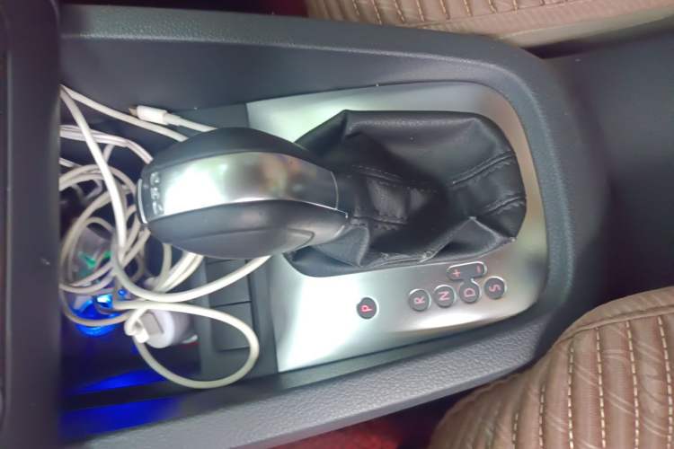 Used Volkswagen Sagitar 2014 1.4TSI Automatic Luxury Model Gear Lever