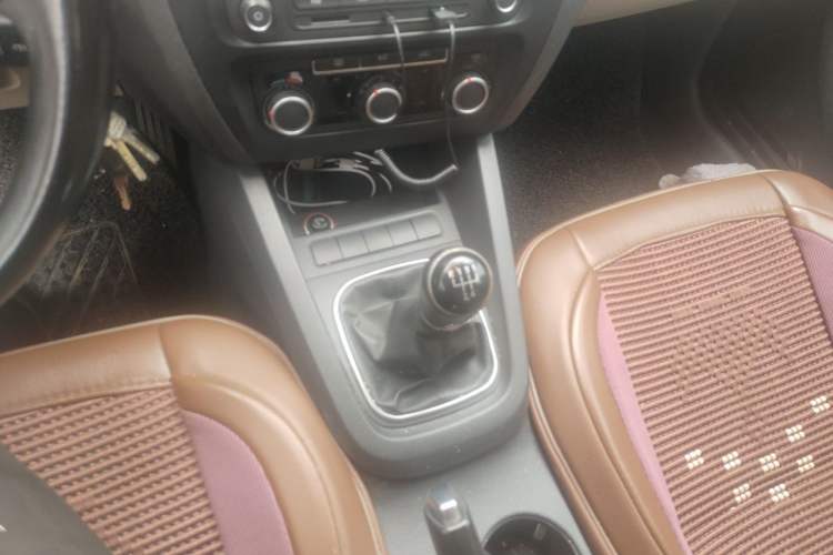 Used Volkswagen Sagitar 2014 Revised Version 1.6L Manual Comfort Edition Gear Lever