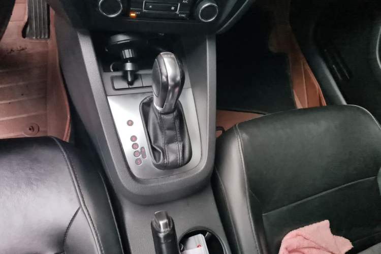 Used Volkswagen Sagitar 2014 1.4TSI Automatic Luxury Model Gear Lever