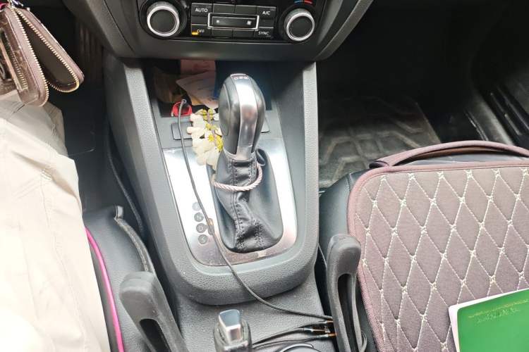 Used Volkswagen Sagitar 2014 Revised Version 1.4TSI Automatic Luxury Edition Gear Lever