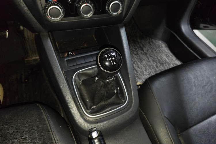 Used Volkswagen Sagitar 2014 1.6L Manual Comfort Model Gear Lever