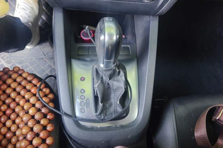 Used Volkswagen Sagitar 2014 Revised Version 1.6L Automatic Comfort Edition Gear Lever