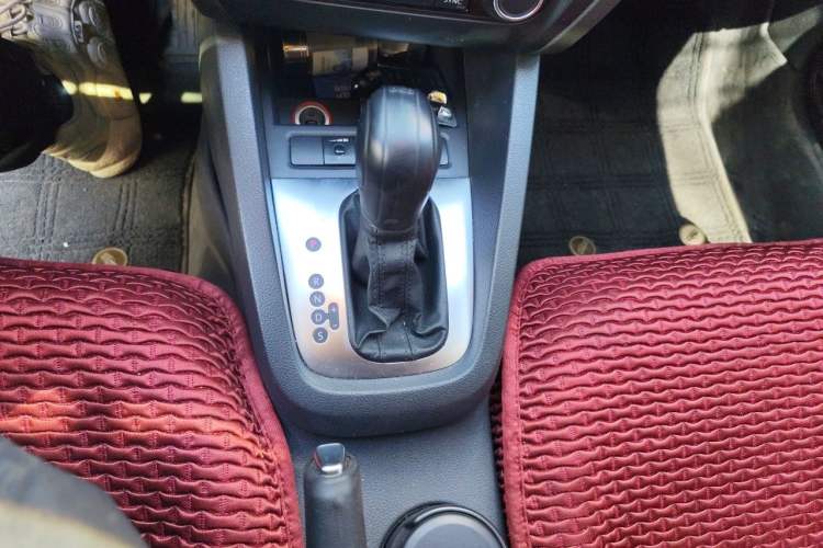 Used Volkswagen Sagitar 2014 1.4TSI Automatic Luxury Model Gear Lever