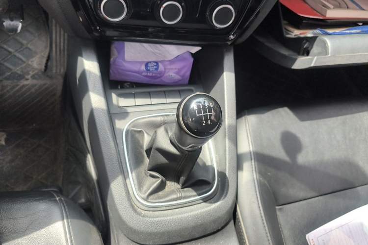 Used Volkswagen Sagitar 2014 1.6L Manual Comfort Model Gear Lever