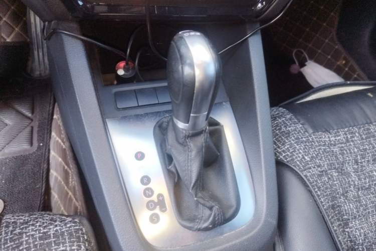 Used Volkswagen Sagitar 2014 Revised Version 1.4TSI Automatic Luxury Edition Gear Lever