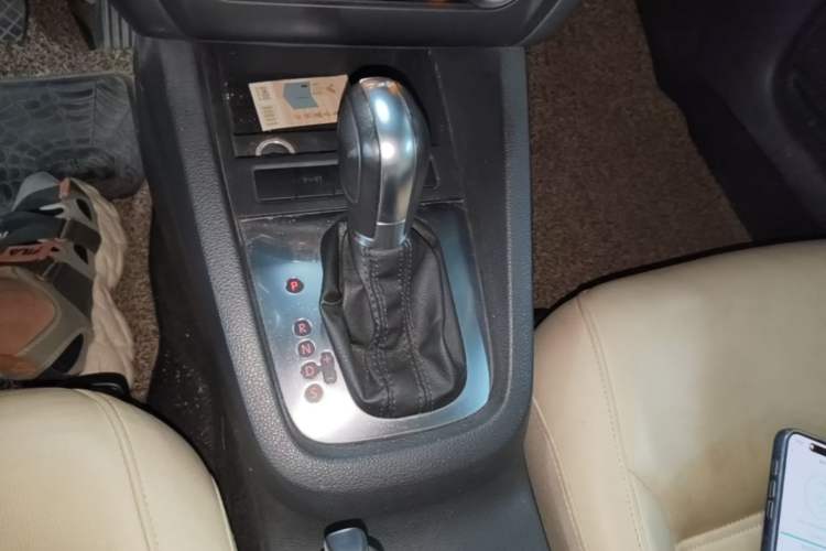 Used Volkswagen Sagitar 2014 1.4TSI Automatic Luxury Model Gear Lever