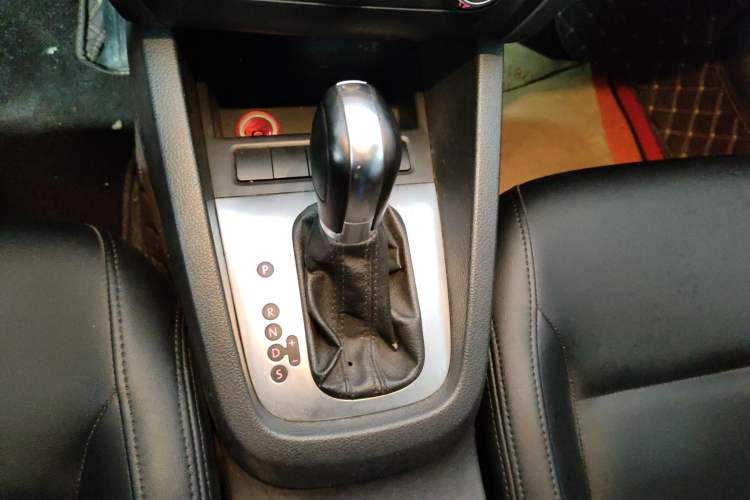 Used Volkswagen Sagitar 2014 Revised Version 1.6L Automatic Comfort Edition Gear Lever