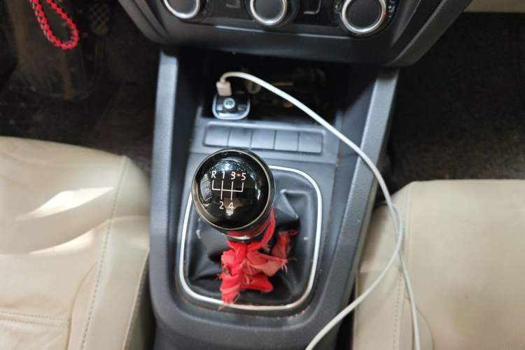 Used Volkswagen Sagitar 2014 Revised Version 1.6L Manual Comfort Edition Gear Lever