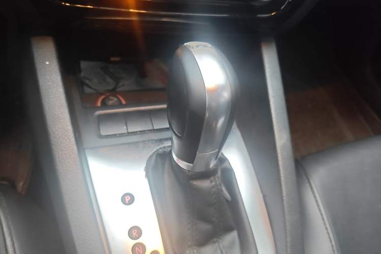 Used Volkswagen Sagitar 2014 Revised Version 1.4TSI Automatic Luxury Edition Gear Lever