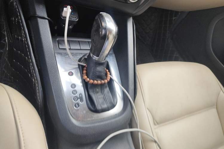Used Volkswagen Sagitar 2014 1.6L Automatic Comfort Model Gear Lever
