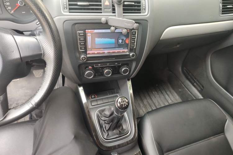 Used Volkswagen Sagitar 2014 Revised Version 1.6L Manual Comfort Edition Gear Lever
