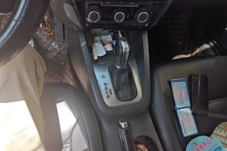 Used Volkswagen Sagitar 2014 1.6L Automatic Comfort Model Gear Lever