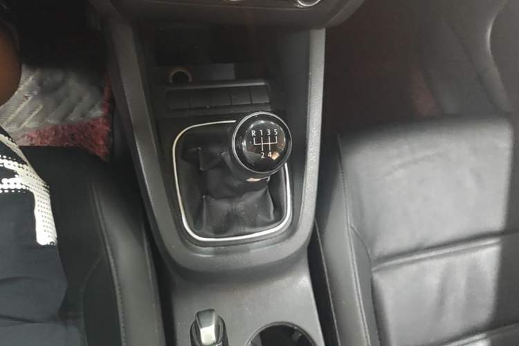 Used Volkswagen Sagitar 2014 1.6L Manual Comfort Model Gear Lever