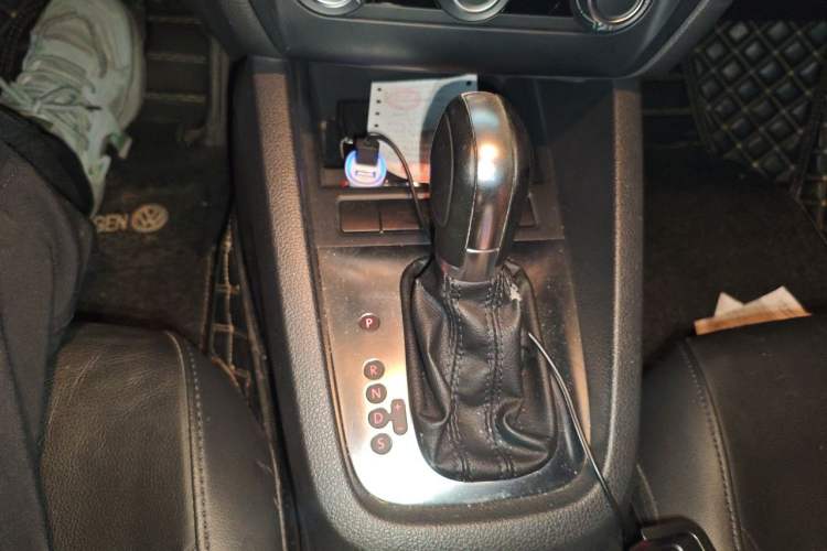Used Volkswagen Sagitar 2014 Revised Version 1.6L Automatic Comfort Edition Gear Lever