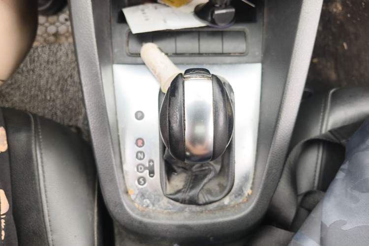 Used Volkswagen Sagitar 2014 Revised Version 1.6L Automatic Comfort Edition Gear Lever