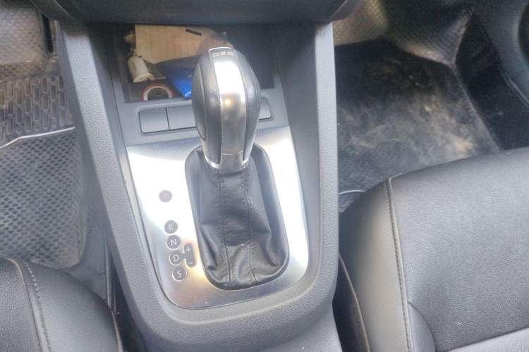 Used Volkswagen Sagitar 2014 Revised Version 1.4TSI Automatic Luxury Edition Gear Lever