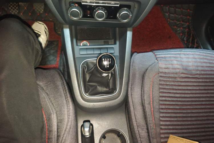 Used Volkswagen Sagitar 2014 Revised Version 1.6L Manual Leading Edition Gear Lever