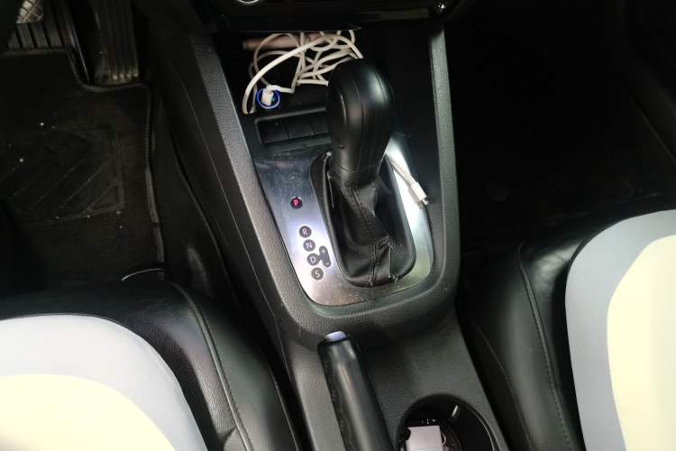 Used Volkswagen Sagitar 2014 1.4TSI Automatic Luxury Model Gear Lever