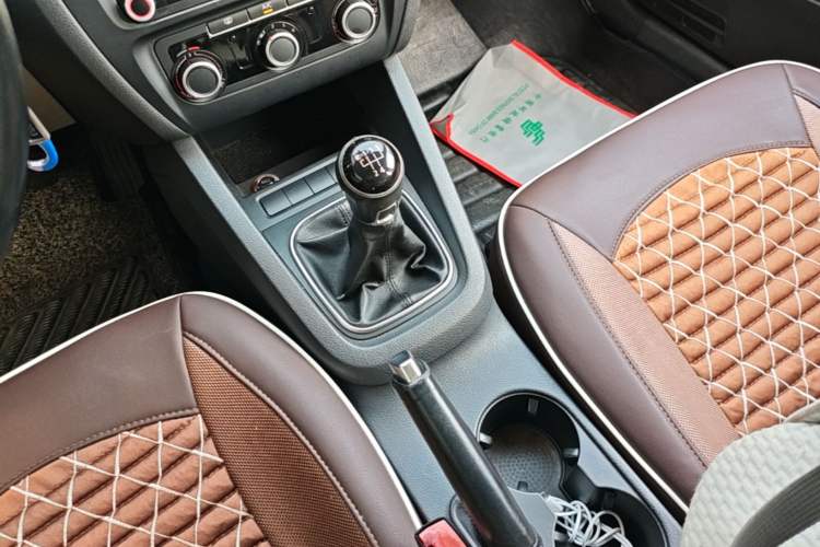 Used Volkswagen Sagitar 2014 Revised Version 1.6L Manual Comfort Edition Gear Lever
