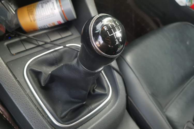 Used Volkswagen Sagitar 2014 1.6L Manual Comfort Model Gear Lever