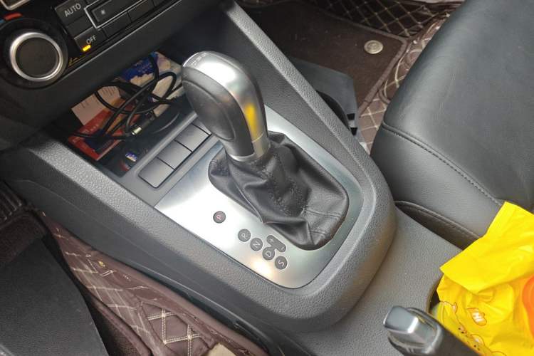 Used Volkswagen Sagitar 2014 1.4TSI Automatic Luxury Model Gear Lever